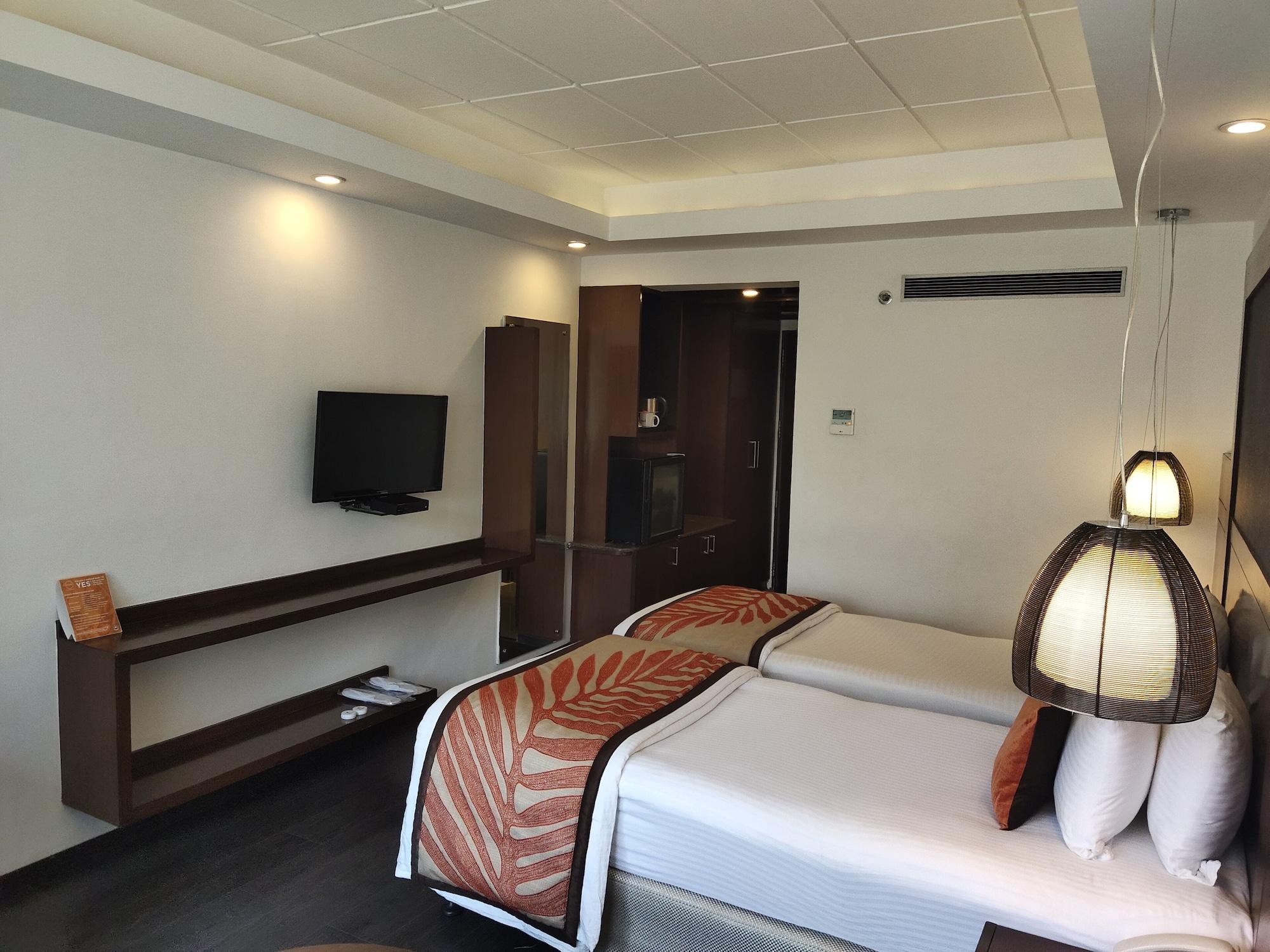 The Cunningham Hotel Bangalore Exterior photo