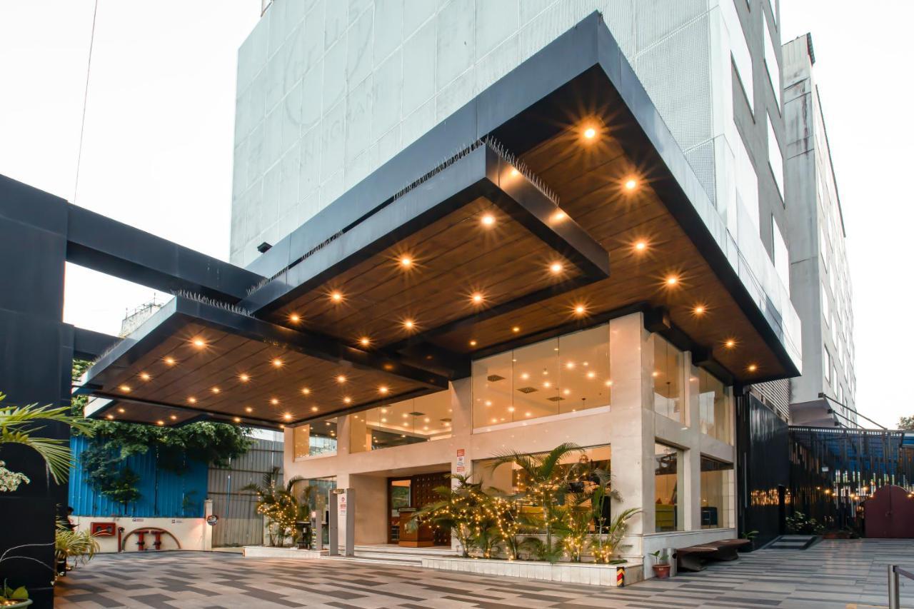 The Cunningham Hotel Bangalore Exterior photo
