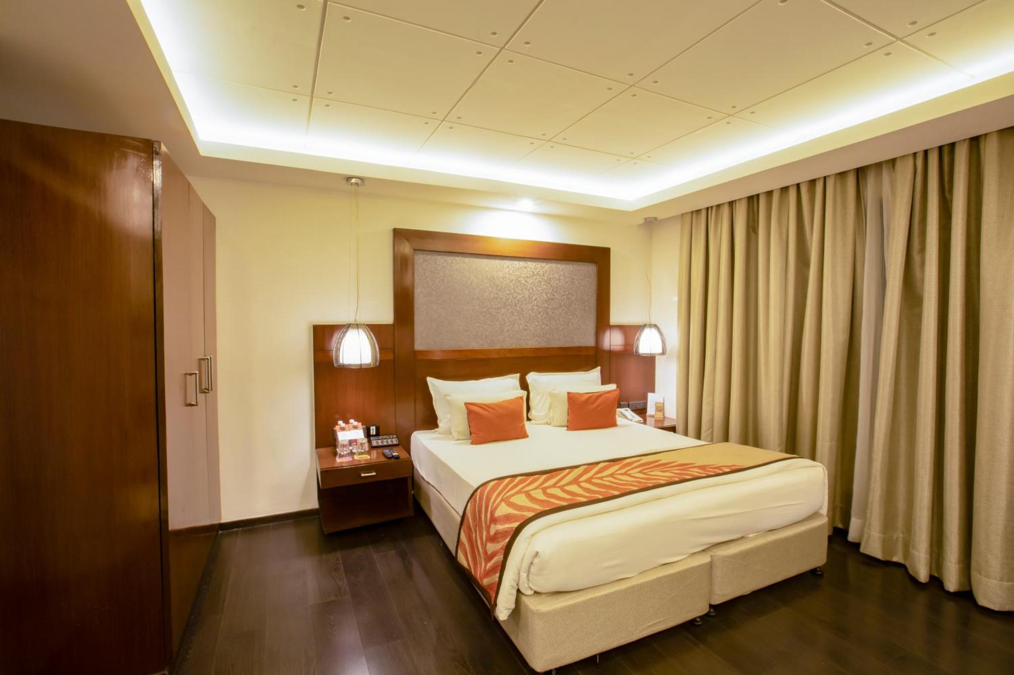 The Cunningham Hotel Bangalore Exterior photo