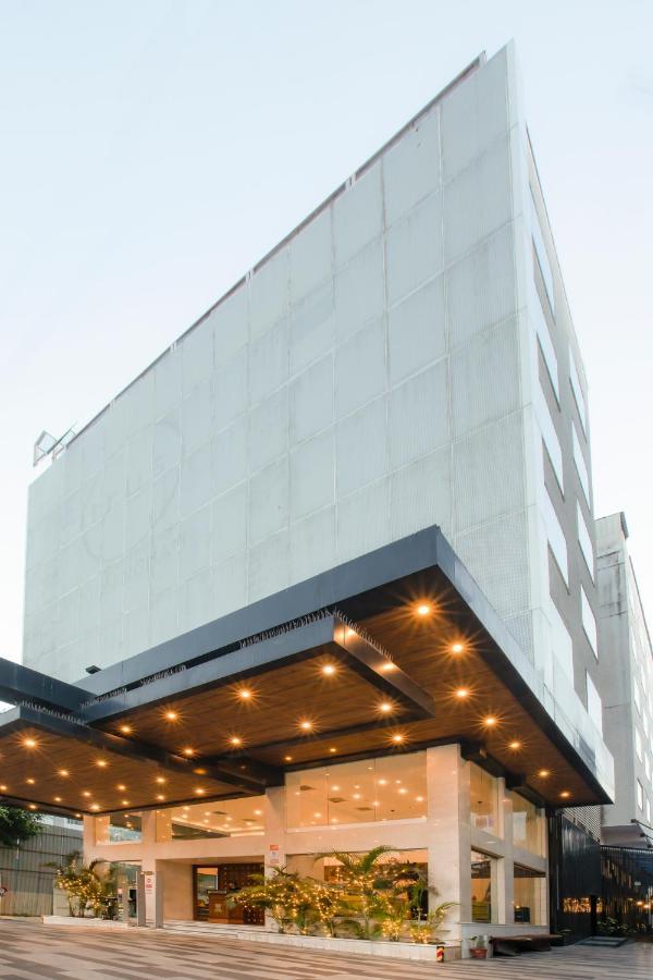 The Cunningham Hotel Bangalore Exterior photo