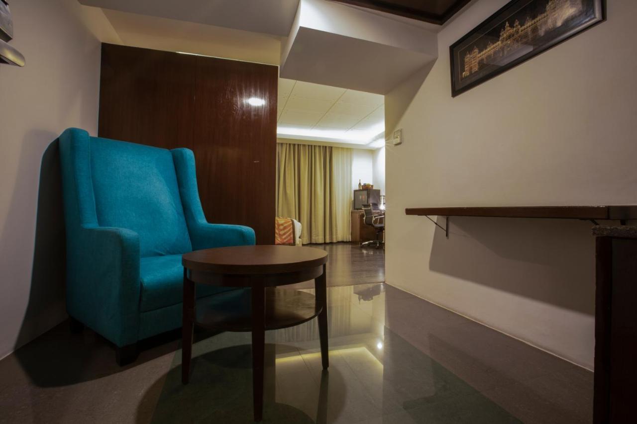 The Cunningham Hotel Bangalore Exterior photo