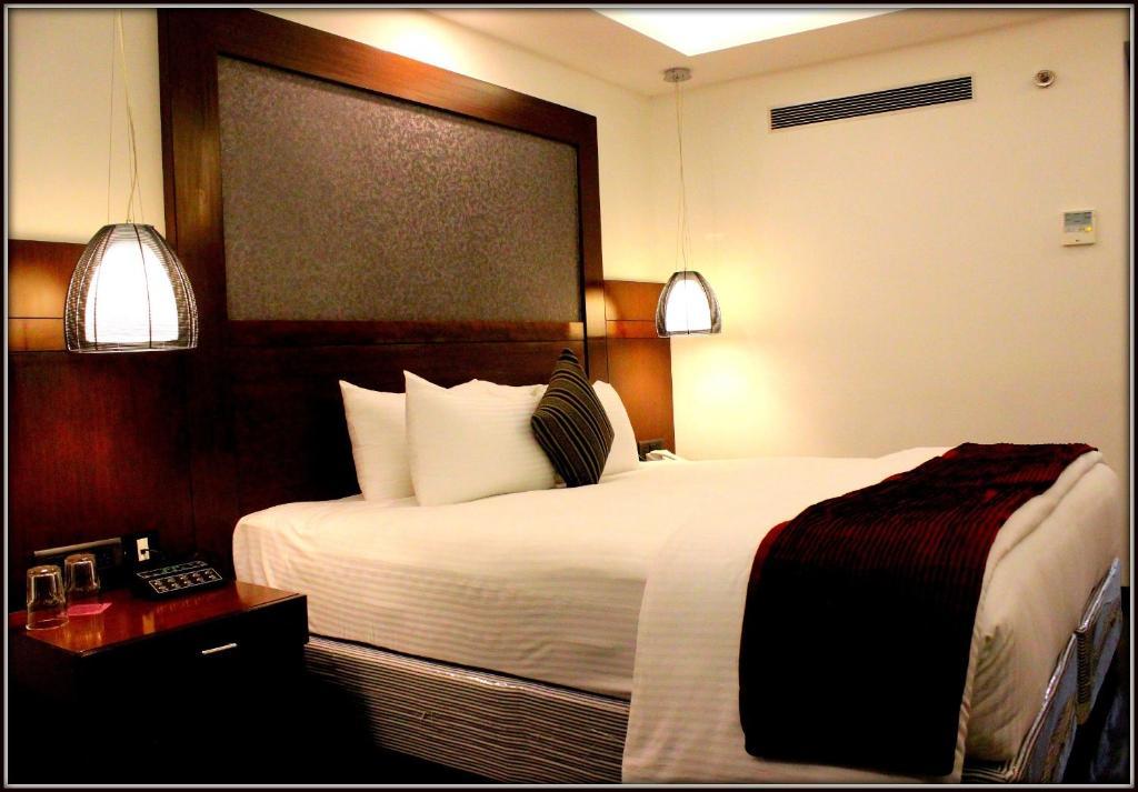 The Cunningham Hotel Bangalore Exterior photo