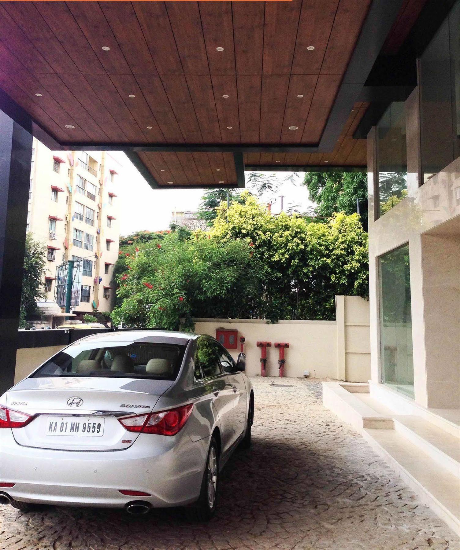 The Cunningham Hotel Bangalore Exterior photo