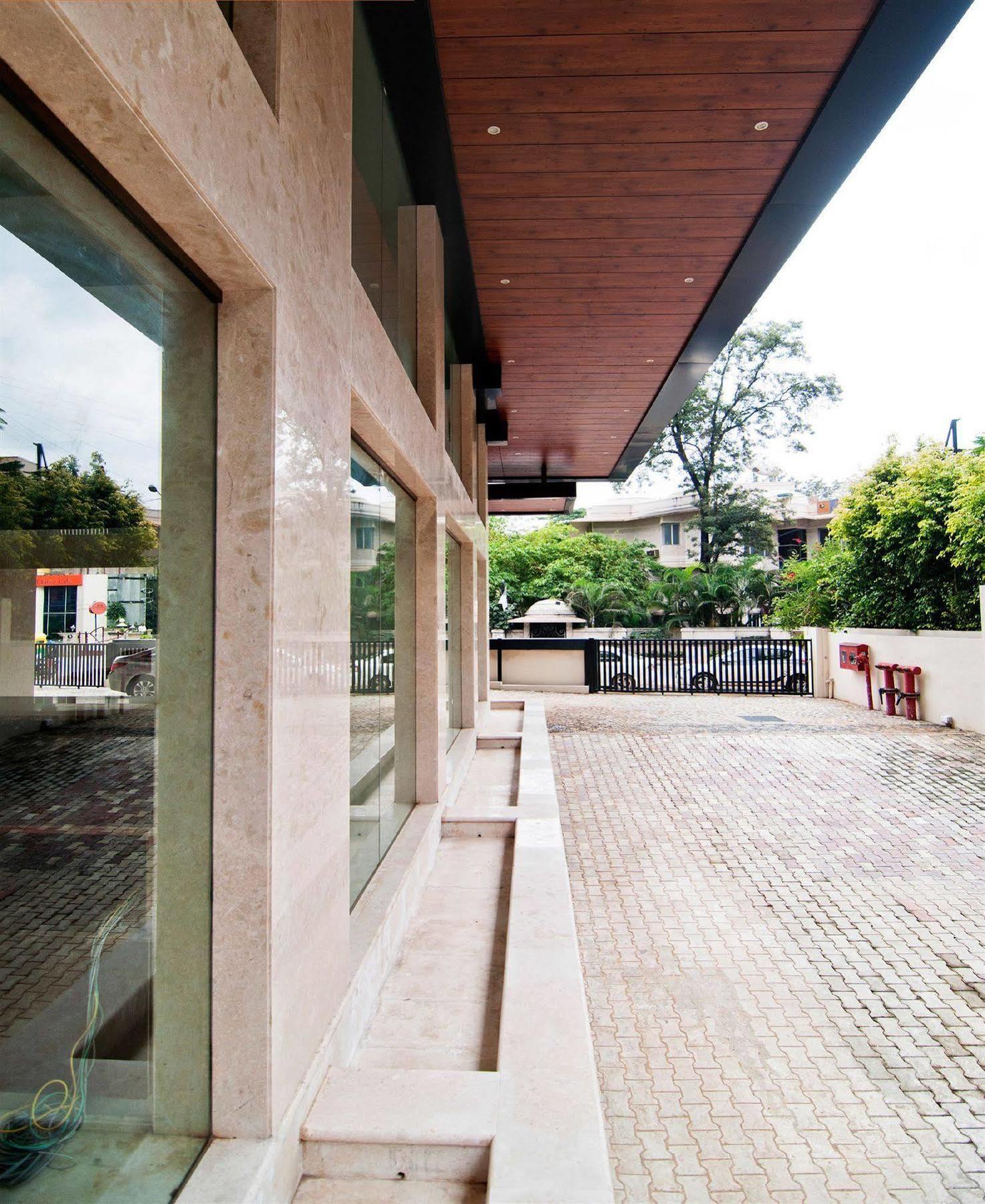 The Cunningham Hotel Bangalore Exterior photo