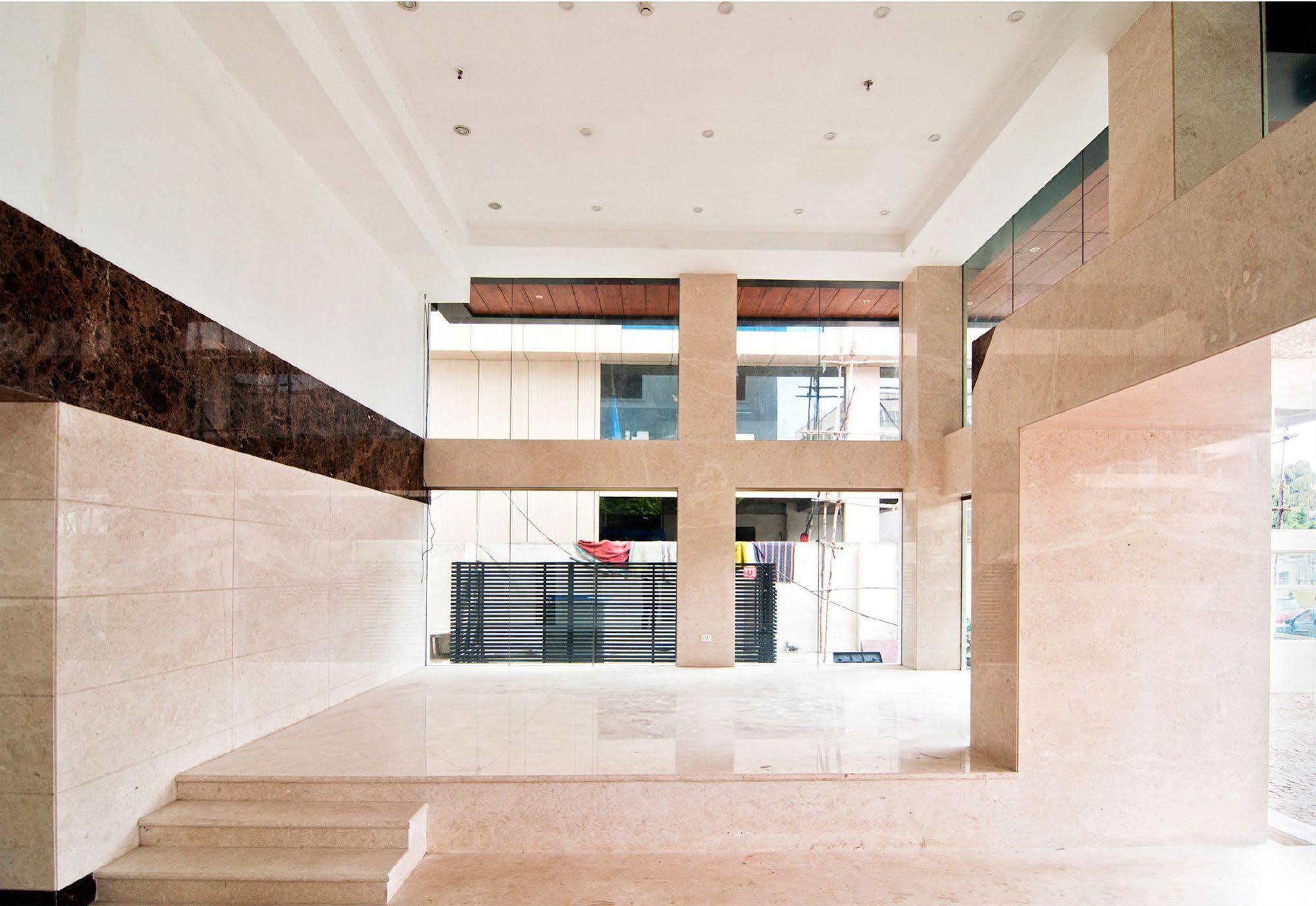 The Cunningham Hotel Bangalore Exterior photo